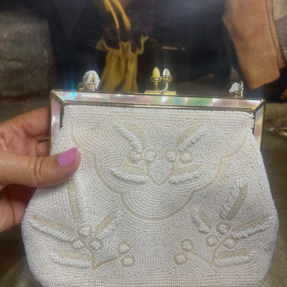 Vintage 1950s Fully Beaded White Purse MOP Frame And Mother Of Pearl Kiss Lock
